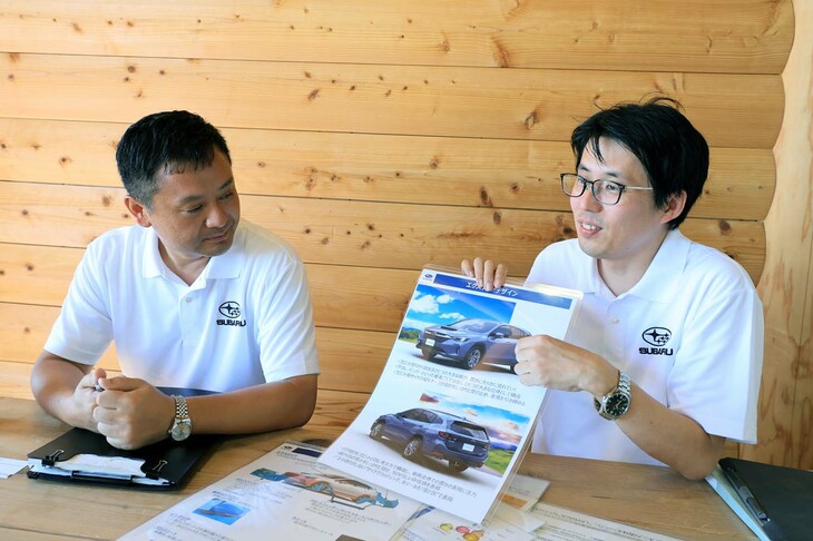 松本幸裕さん（写真向かって右）と横山啓一郎さん（同左）。横山さんの専門は内装とのことだったが、外装関連についても一緒に説明してくれた。