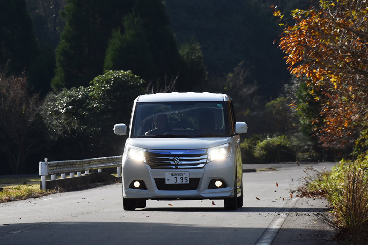 リアにドライブトレインが搭載できないため、「ソリオ」のフルハイブリッドモデルに4WD車は設定されない。