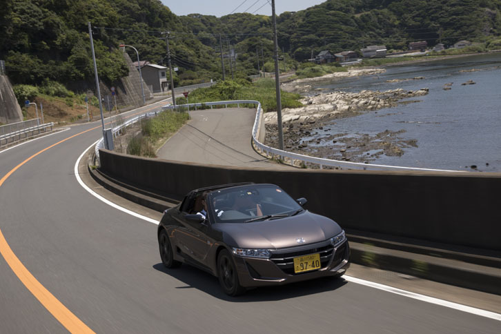 海辺のコーナーを駆け上がる「S660 αブルーノレザーエディション」。ブレーキを自動で制御してコーナリング性能を高める「アジャイルハンドリングアシスト」機能を搭載する。