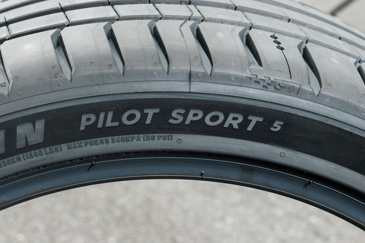 2022年1月に登場した「パイロットスポーツ4」の後継にあたるハイグリップスポーツタイヤ「パイロットスポーツ5」。モータースポーツからフィードバックされた技術を数多く採り入れている。