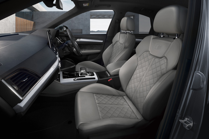 ダイヤモンドステッチパターンの「ローターグレー ファインナッパレザーシート」が採用された「Q5スポーツバック ハイスタイル」のインテリア。