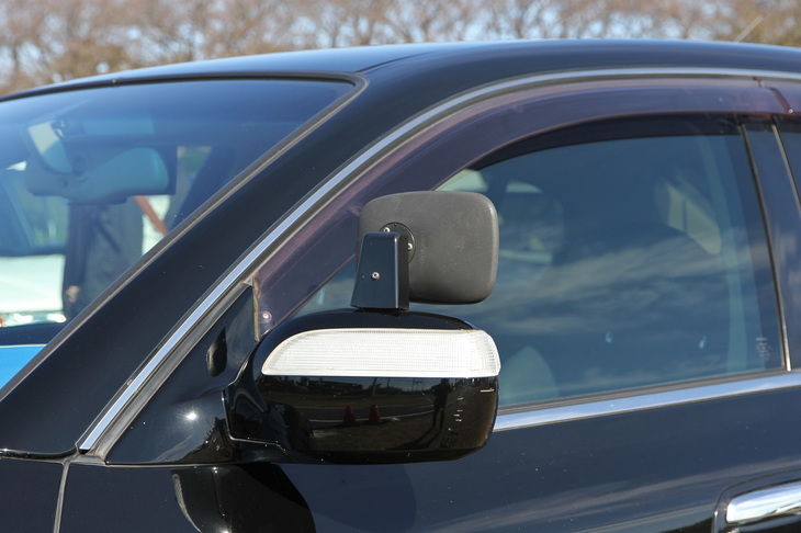 これも警護車や覆面パトカー仕様には欠かせないダブルミラー。