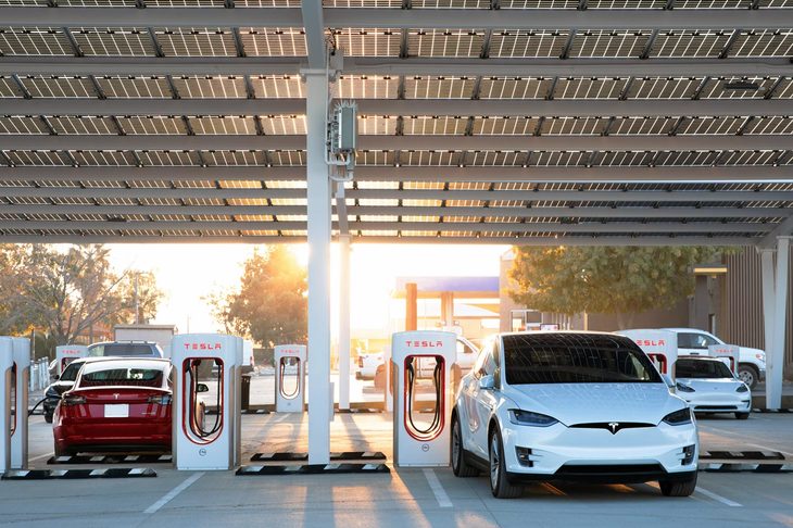 いまも成長を続けるテスラだが、その生産台数はグローバルで100万台に満たない。