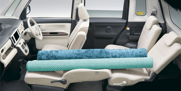 助手席と左側後席を倒した「フロントサイドフラットモード」。カーペットなどの長い荷物を収納した上で、2人乗車が可能に。