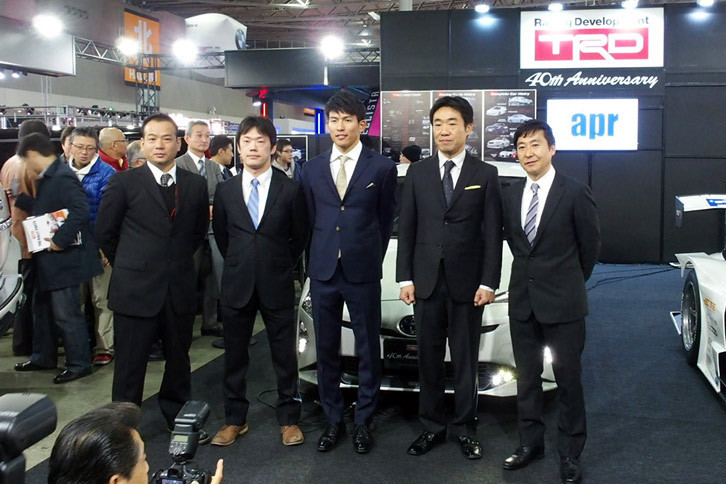 向かって左から、aprの金曽裕人監督、31号車に乗る嵯峨宏紀選手と中山雄一選手、30号車の永井宏明選手と佐々木孝太選手。