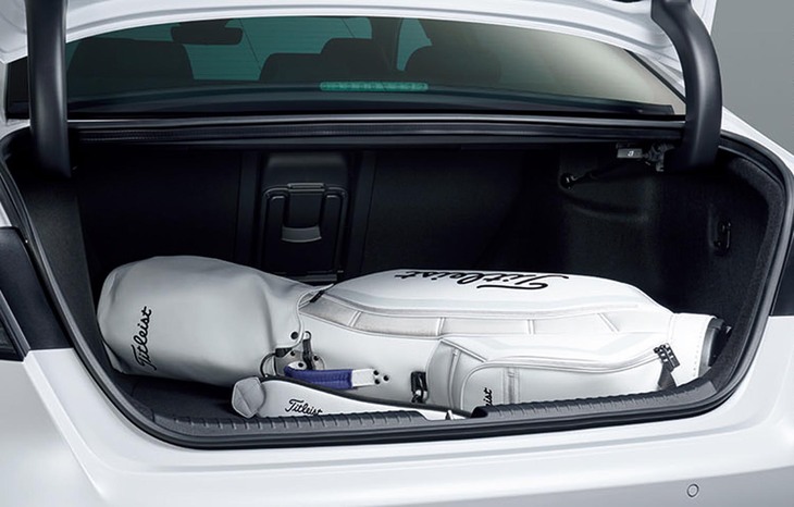 トランクルームの容量は570リッター。9.5インチタイプのゴルフバッグを4個収納できる。