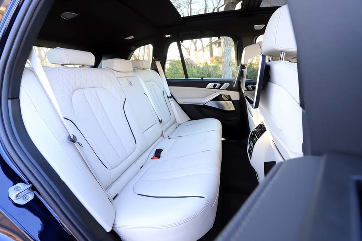 ホイールベースが2975mmというだけあって、後席まわりはご覧の広さ。「xDrive35d」に用意されているオプションの3列目シートは「M50i」では選べない。