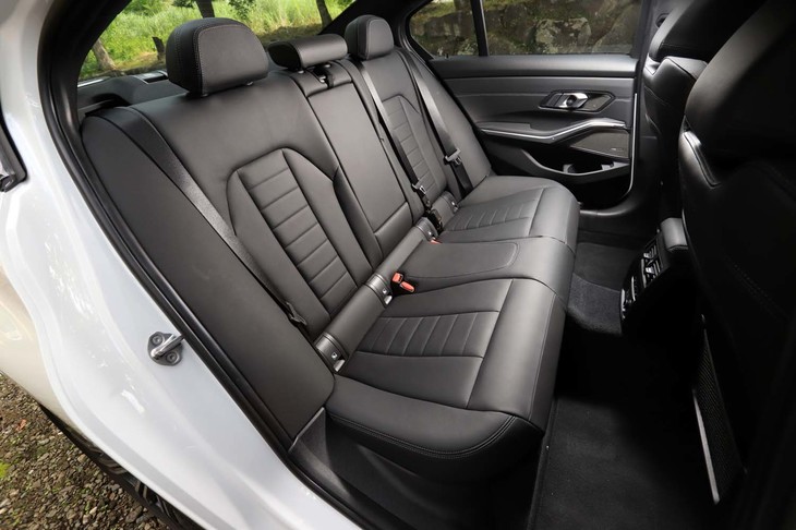 後席の背もたれは、40：20：40の分割可倒式を採用。荷室に設置されているレバーによって、ワンタッチで倒すことができる。