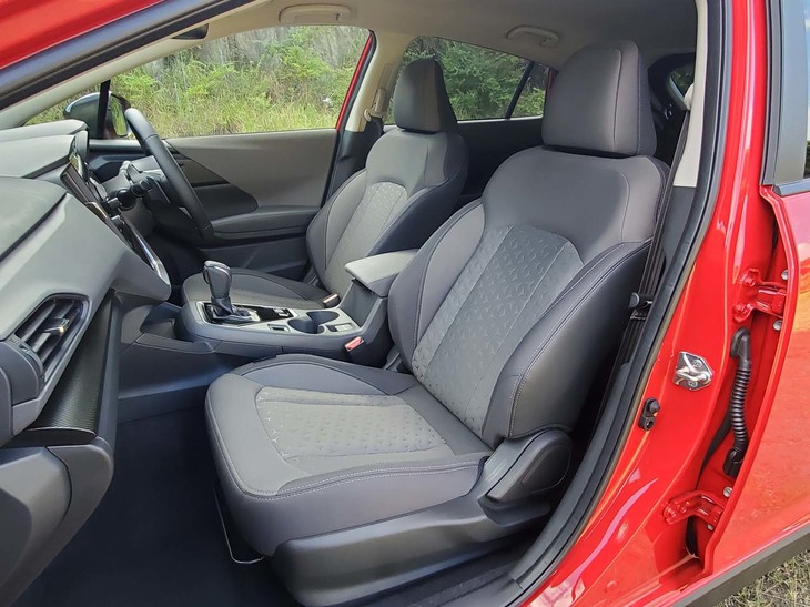 エントリーグレード「ツーリング」のシートはトリコット仕立て。グレードにかかわらず、新型「クロストレック」のシートは医学的知見を取り入れて開発、快適性の向上が追求されている。