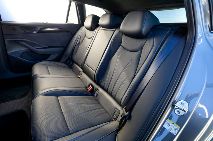 ゆったりとくつろげるキャビン。モデルチェンジにともなうホイールベースの延長分（＋50mm）は、そのまま後席のレッグルーム拡大に充てられている。