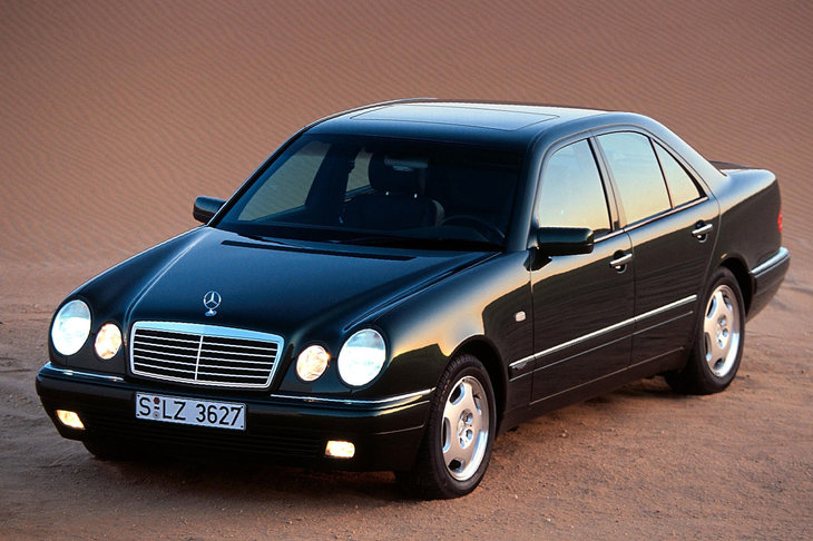 1995年に登場したW210型「メルセデス・ベンツEクラス」。楕円形のヘッドライトが斬新で、大いに注目を集めた。