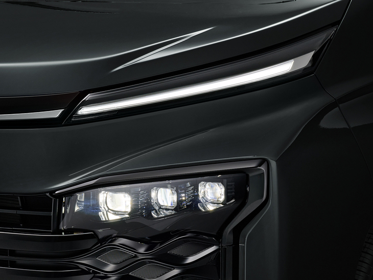 「S-Z」にはプロジェクター式LEDヘッドランプ（オートレベリング機能付き）＋LEDターンランプ＋LEDクリアランスランプ（デイライト機能付き）がオプション設定された。