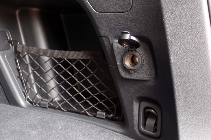 スバル・レガシィ アウトバック リミテッドEX（ラゲッジスペース右側面）