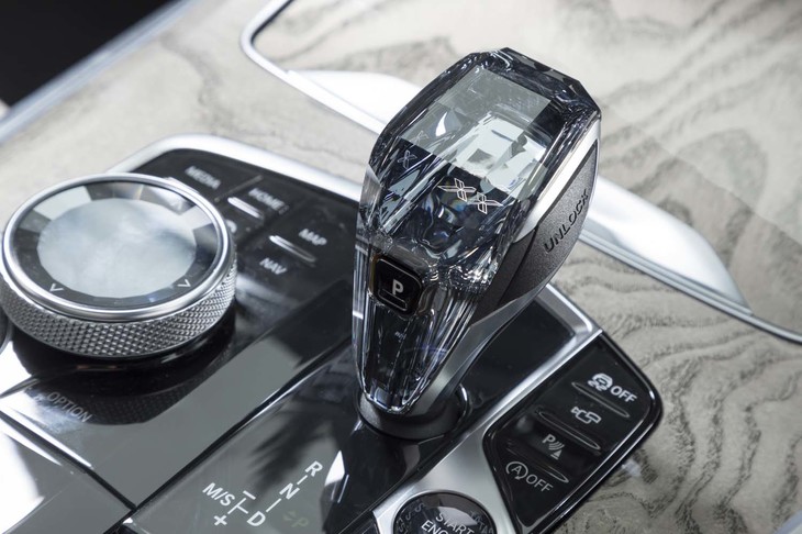 クリスタルガラス製のシフトセレクターの内部には「X」ロゴが浮かぶ。