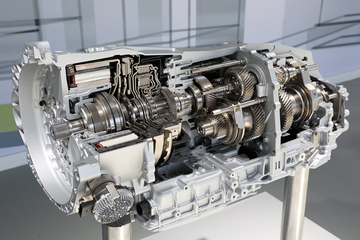 駆動用のモーターはデュアルクラッチ式ATの8段PDKと一体となって搭載されている。写真はそのカットモデル。