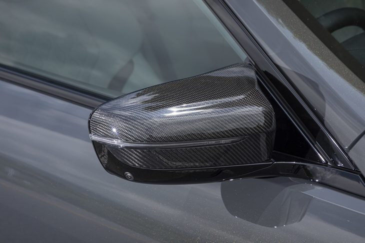 カーボン製のドアミラーカバーも「Mカーボンエクステリアパッケージ」に含まれている。