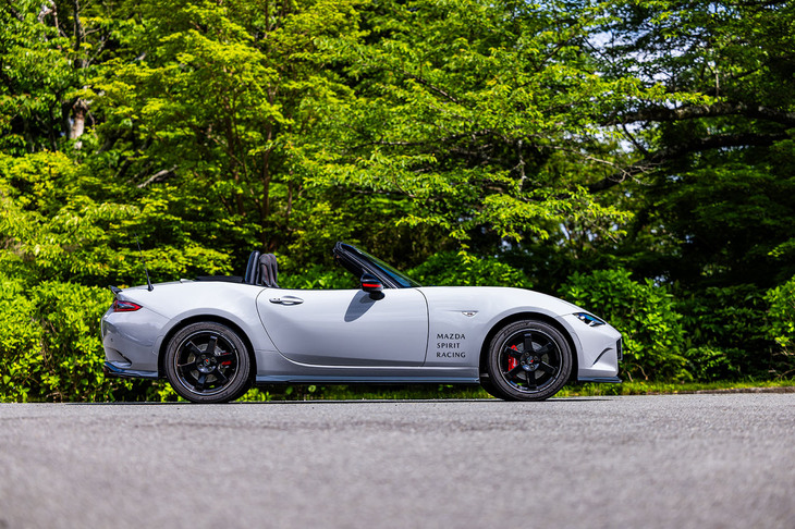 「マツダ スピリット レーシング・ロードスター12R」のボディーサイズは全長×全幅×全高＝3915×1735×1245mmで、ホイールベースは2310mm。標準モデルよりも車高が10mm高い設定になっている。同モデルの外板色は「エアログレーメタリック」（写真）のみのラインナップ。