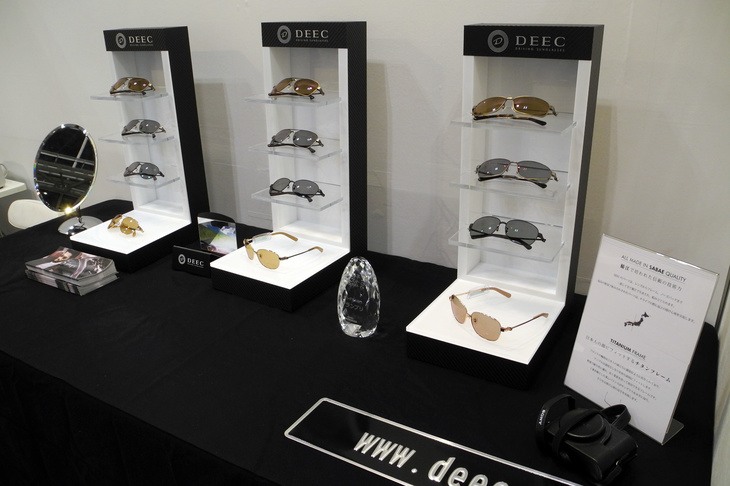 ドライビングサングラスDEECのブース