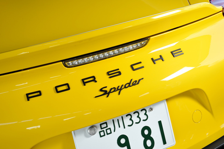 「ボクスター スパイダー」は高出力のエンジンの採用と軽量化によって動力性能を高めた「ボクスター」の高性能モデルであり、2009年に初めて設定された。