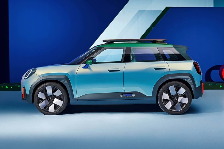 「MINIエースマン」は、全長4mのクロスオーバー車としては豪華な20インチホイールを履いている。