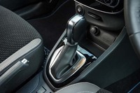 トランスミッションは、デュアルクラッチ式の6段ATを採用する。