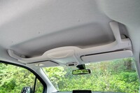 便利なオーバーヘッドコンソールが備わっている。容量もたっぷり。