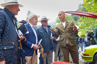 審査員へ向け、自車について説明するエントラント。審査員はそろいの帽子をかぶっているので、すぐにそれと分かる。