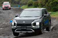 富士ヶ嶺オフロードの特設コースを走破する現行型「アウトランダー」。オン／オフを問わないその走りは、定評のあった従来型と比べても、長足の進化を遂げていた。