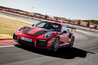 『CAR GRAPHIC』1月号発売FRか4WDか 新生アルファの実力を知る