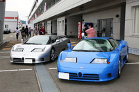 「ブガッティEB110GT」（右）と「EB110スポーツストラダーレ」（左）。