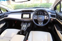 シンプルで視認性の良いデザインのコックピット。標準装備されるホンダ純正ナビゲーションシステム「Hondaインターナビ」は、NCS（日本充電サービス）の充電設備情報が表示可能だ。