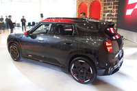 「MINIジョンクーパーワークス エースマンE」のリアビュー。専用チューニングが施されたスポーツサスペンションが採用される。