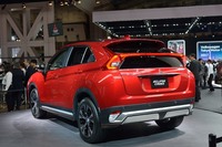 「エクリプス クロス」は、スタイリッシュなクーペフォルムに三菱らしいダイナミックなSUVの機動力を融合させたところが見どころ。