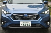 ヘッドランプがコンパクトになり、グリルが大きくなった。目立たないが、グリルのメッシュパターンが「クロストレック」とは少し違う。