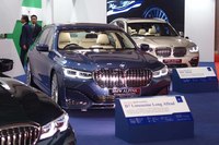東京モーターショーのアルピナブースに展示された「B7」（手前）と「XD3」（奥）は、ともに最新のラインナップ。