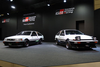 トヨタが発表した、「カローラレビン」を電気自動車に改造した「AE86 BEVコンセプト」（写真左）と、「スプリンタートレノ」に水素エンジンを搭載した「AE86 H2コンセプト」（同右）。