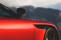 フロントフェンダー上部はルーバー状になっていて、ブレーキの冷却を助けると同時に空力性能を高めている。