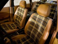 チェックのシート地は、今見ても心躍るデザインだ。「メルセデス・ベンツ300SL」のタータン柄や「ポルシェ911」の千鳥格子柄のように、スバルのアイコンにすればよかったのにと思う。