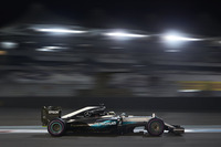 自力でタイトルを獲得できないハミルトンは、トップ走行中にペースを落とし、2位を走るロズベルグと、ライバルチームのセバスチャン・ベッテル、マックス・フェルスタッペンを競わせようとする“奇策”に出た。結果ロズベルグが2位を守り通したが、チームからは「ペースを上げろ」と強く命令されるなど緊迫した空気が伝わってきた。レース後には「危険でもアンフェアでもなかった」と自らの作戦の正当性を主張していたが、場合によってはさらに後味の悪いエンディングの可能性もあったはず。問題の火種になりかねない、元王者の「最後のあがき」だった。（Photo=Mercedes）