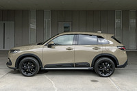 「ZR-V e：HEV Zクロスツーリング」のサイドビュー。マットブラックの18インチアルミホイールが標準で装備される。