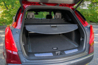 ラゲッジルームの容量は5人乗車時で850リッター、後席を倒した状態で1784リッター。広さだけでなく使い勝手も考慮されており、床下収納や、走行中に荷物が動くのを防ぐカーゴフェンスなどが備わっている。（写真をクリックすると、シートの倒れる様子が見られます）