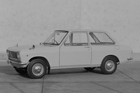 1996年に発売された初代「ダットサン・サニー デラックス」。