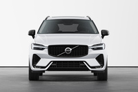 「XC60ウルトラB5 AWDダークエディション」のフロントビュー。グリルやドアミラーカバー、専用のフロントバンパーなどにグロッシーブラックのアクセントが備わる。