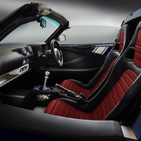 「ブルー／ホワイト」のインテリア。このカラーリングのみ、エクステリアでは採用していないレッドをシートセンターにチョイスしている。