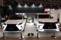 ドレスアップブランドのブースに飾られたレクサスの「RX」と「LX」。高級車カスタムの主役は、SUVがセダンに取って代わった。