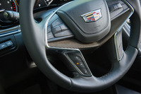 ヒーター付きの本革巻きステアリングホイール。前走車追従クルーズコントロールのコントローラーに加え、自動緊急ブレーキや車線維持支援システムのオン／オフスイッチもここに備わる。