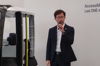 「APM」について説明する谷中壯弘さん。トヨタZEVファクトリー ZEV B&D Lab グループ長として、ほかの小型EVの開発も手がけている。
