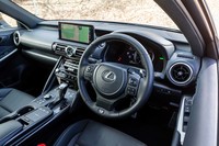 室内は、水平基調のインストゥルメントで横方向の広がりを強調。一方で、新たに円形のエアコン吹き出し口が採用された。