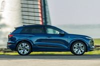 比較用に、フルタイム4WD「クワトロ」の設定をひとつの財産としているアウディの電動SUV「Q6 e-tron」。
