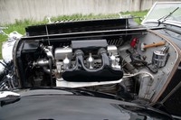 トリプルSUキャブレターが主張する、レストアモデルの直6エンジンの最高出力は137PS。顧客が望めばコンティニュエーションモデルでも1937年当時のシステムにすることも可能だという。